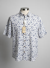 Cargar imagen en el visor de la galería, Camisa Caribbean Estampado Tropical con Piñas, Aves y Cócteles