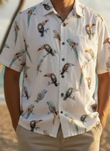 Cargar imagen en el visor de la galería, Camisa Caribbean de Hombre – Estilo Hawaiano con Estampado de Aves Tropicales (Blanca Multicolor, Talla XL)