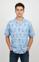 Cargar imagen en el visor de la galería, Camisa Hawaiana Caribbean Hombre – Seda/Rayón Azul con Estampado de Cócteles