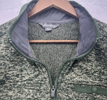 Cargar imagen en el visor de la galería, Suéter Eddie Bauer Polar Verde Bosque (Talla M)
