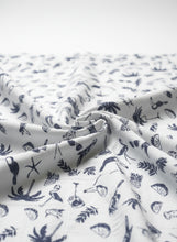 Cargar imagen en el visor de la galería, Camisa Caribbean Estampado Tropical con Piñas, Aves y Cócteles
