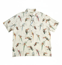 Cargar imagen en el visor de la galería, Camisa Caribbean de Hombre – Estilo Hawaiano con Estampado de Aves Tropicales (Blanca Multicolor, Talla XL)
